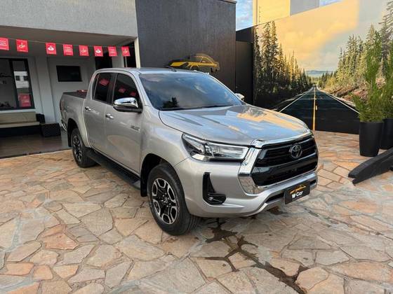TOYOTA HILUX 2.8 D-4D TURBO DIESEL CD SRX 4X4 AUTOMÁTICO TOYOTA HILUX 2.8 D-4D TURBO DIESEL CD SRX 4X4 AUTOMÁTICO